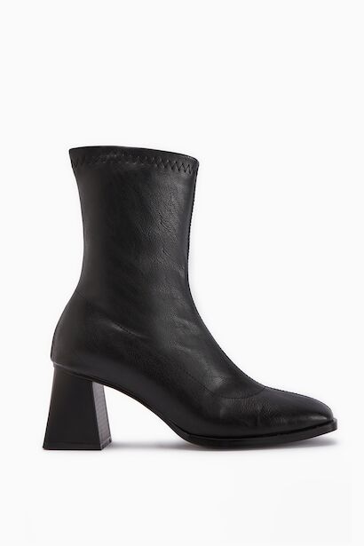 Kadın Siyah Küt Burun Topuklu Bot 